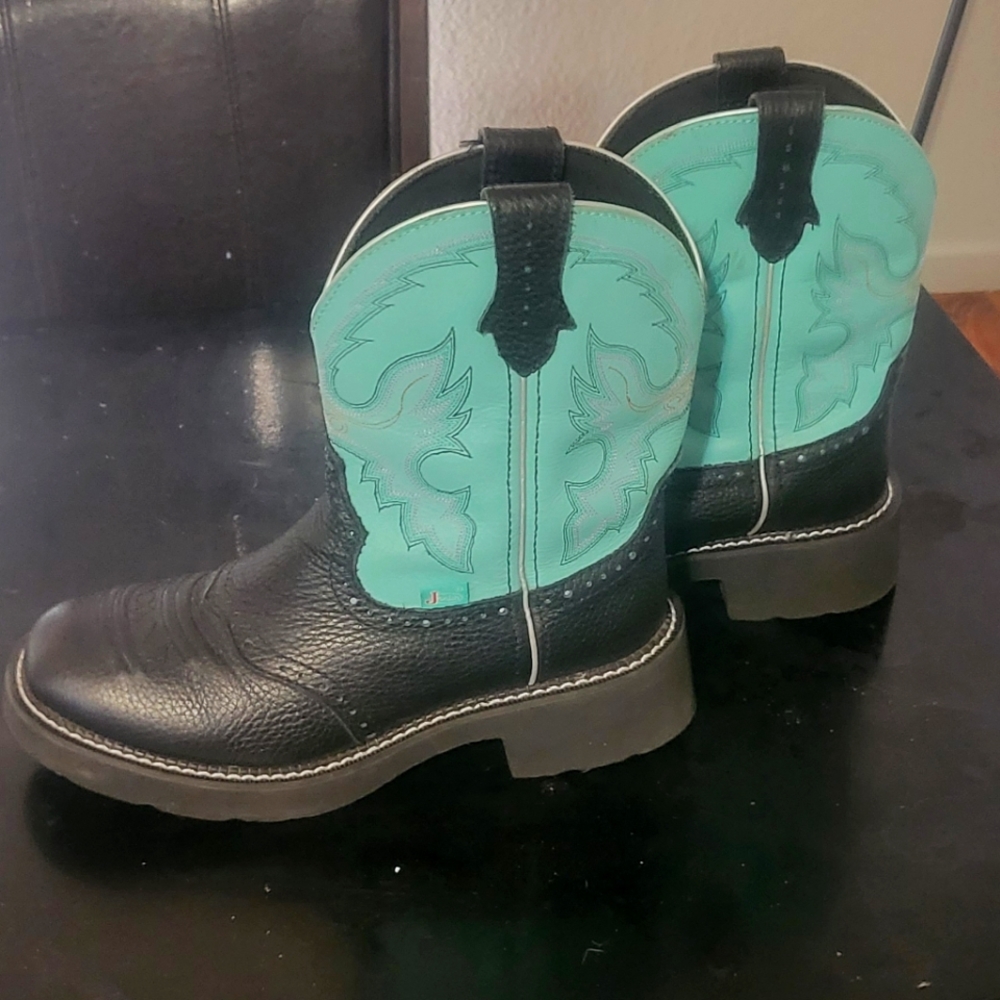 BRAND NEW JUSTIN BOOTS SIZE 8.5